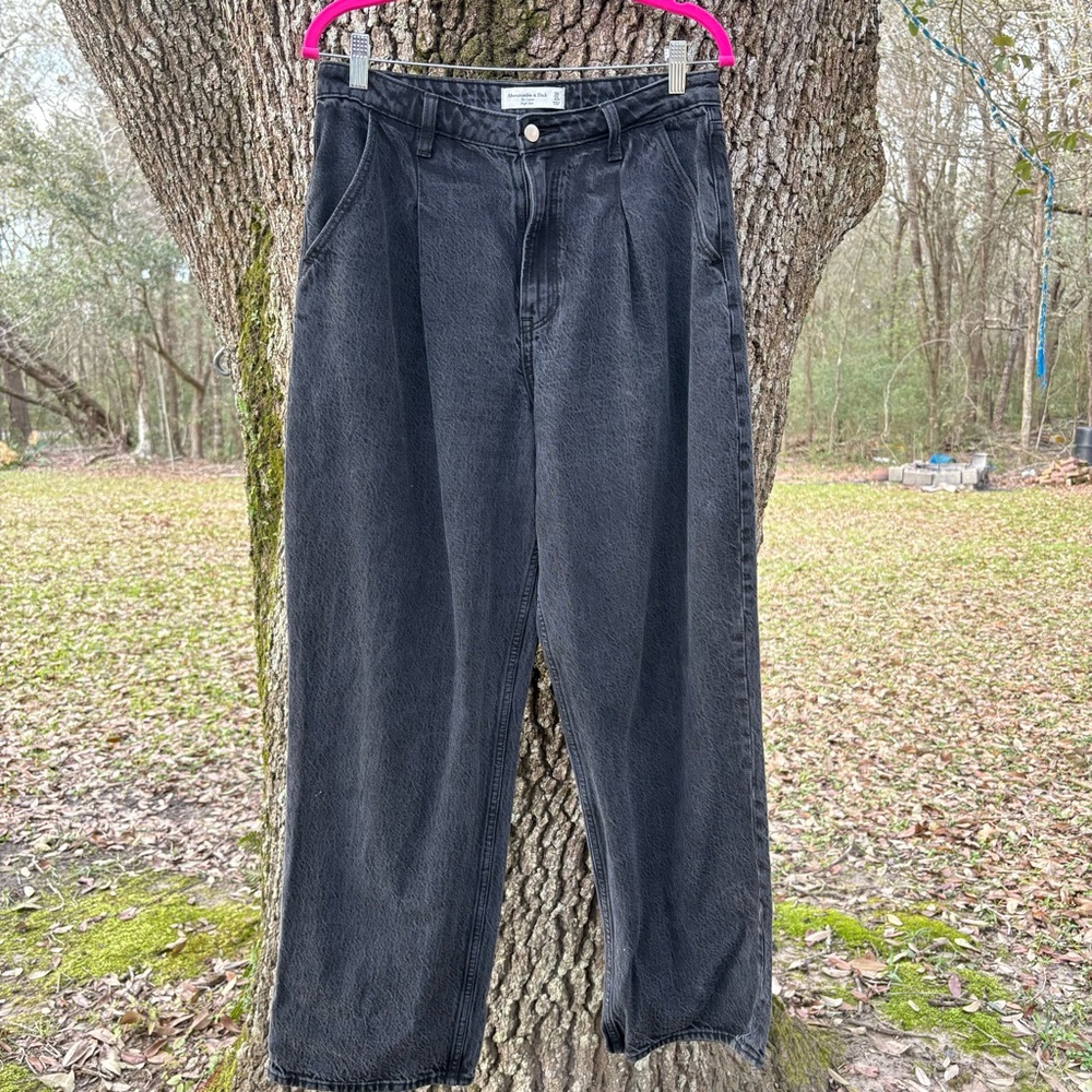 ABERCROMBIE AND FITCH FADED BLACK PLEATED HIGH WAIST TAPERED DENIM JEANS GUC 29